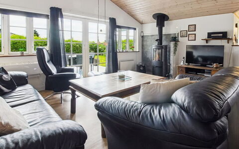 Tolke - 29Km from the Sea: Møbel, Couch, Træ, Indretning, Loft, Gulvbelægning, Etage, Stue, Hjem, Hus
