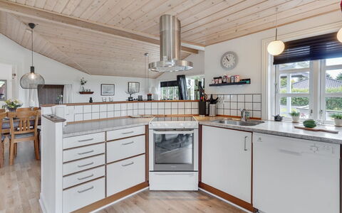 Tolke - 29Km from the Sea: Køkken, Countertop, Træ, Indretning, Gulvbelægning, Køkken Apparat, Loft, Cabinetry, Møbel, Lysarmatur