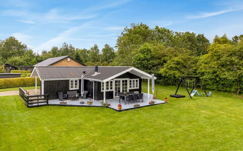 Tolke - 29Km from the Sea: Bygning, Hus, Vindue, Hjem, Tag, Boligområde, Busk, Sommerhus, Land Lot