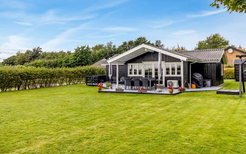 Tolke - 29Km from the Sea: Bygning, Hus, Vindue, Hjem, Tag, Boligområde, Busk, Sommerhus, Land Lot