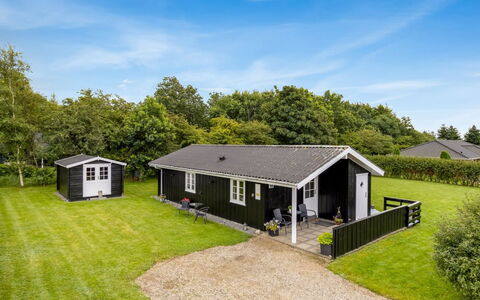 Tolke - 29Km from the Sea: Bygning, Hus, Vindue, Hjem, Tag, Boligområde, Busk, Sommerhus, Land Lot