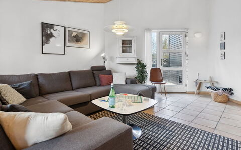 Amanda - 30Km from the Sea: Møbel, Indretning, Gulvbelægning, Træ, Etage, Loft, Trægulve, Stol, Bord, Belysning