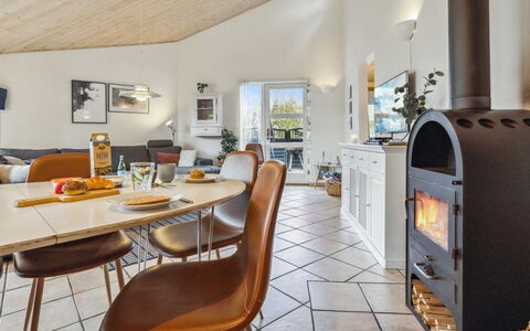 Amanda - 30Km from the Sea: Møbel, Indretning, Gulvbelægning, Træ, Etage, Loft, Trægulve, Stol, Bord, Belysning