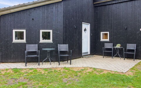 Amanda - 30Km from the Sea: Møbel, Indretning, Gulvbelægning, Træ, Etage, Loft, Trægulve, Stol, Bord, Belysning