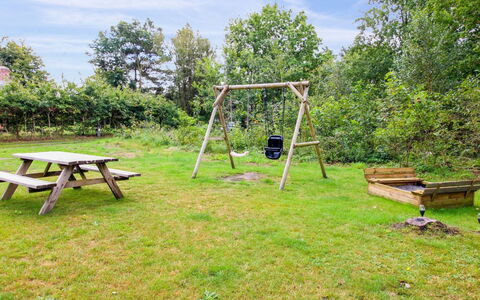 Amanda - 30Km from the Sea: Møbel, Indretning, Gulvbelægning, Træ, Etage, Loft, Trægulve, Stol, Bord, Belysning