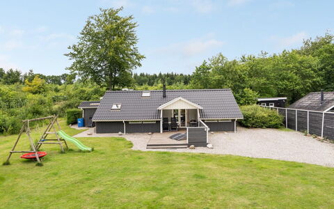 Thorolf - 30Km from the Sea: Svømmepøl, Udendørs Møbler, Møbel, Udvej, Flise, Eco Hotel, Skygge, Stol, Fritid, Estate