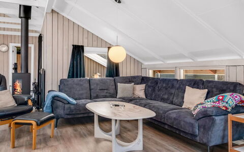 Thorolf - 30Km from the Sea: Svømmepøl, Udendørs Møbler, Møbel, Udvej, Flise, Eco Hotel, Skygge, Stol, Fritid, Estate