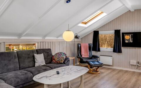 Thorolf - 30Km from the Sea: Svømmepøl, Udendørs Møbler, Møbel, Udvej, Flise, Eco Hotel, Skygge, Stol, Fritid, Estate