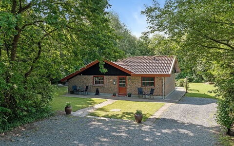 Gisele - 30Km from the Sea: Møbel, Indretning, Stol, Gulvbelægning, Bord, Udvej, Etage, Loft, Værelse, Eco Hotel