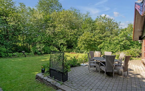 Gisele - 30Km from the Sea: Møbel, Indretning, Stol, Gulvbelægning, Bord, Udvej, Etage, Loft, Værelse, Eco Hotel