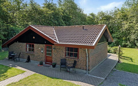 Gisele - 30Km from the Sea: Møbel, Indretning, Stol, Gulvbelægning, Bord, Udvej, Etage, Loft, Værelse, Eco Hotel