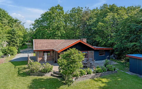Gisele - 30Km from the Sea: Møbel, Indretning, Stol, Gulvbelægning, Bord, Udvej, Etage, Loft, Værelse, Eco Hotel