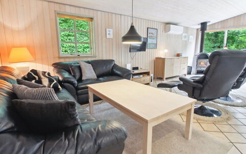 Joonatan - 30Km from the Sea: Bygning, Hus, Vindue, Hjem, Tag, Boligområde, Busk, Sommerhus, Land Lot