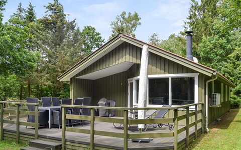 Joonatan - 30Km from the Sea: Bygning, Hus, Vindue, Hjem, Tag, Boligområde, Busk, Sommerhus, Land Lot