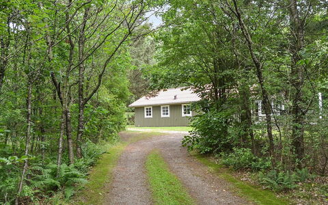 Joonatan - 30Km from the Sea: Bygning, Hus, Vindue, Hjem, Tag, Boligområde, Busk, Sommerhus, Land Lot