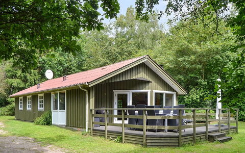 Joonatan - 30Km from the Sea: Bygning, Hus, Vindue, Hjem, Tag, Boligområde, Busk, Sommerhus, Land Lot