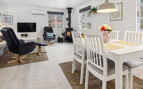 Hubertina - 30Km from the Sea: Møbel, Udendørs Møbler, Bordservice, Bord, Drinkware, Stol, Udendørs Bord, Mad, Flaske