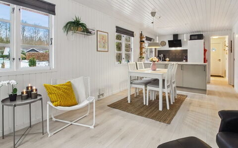 Hubertina - 30Km from the Sea: Møbel, Udendørs Møbler, Bordservice, Bord, Drinkware, Stol, Udendørs Bord, Mad, Flaske