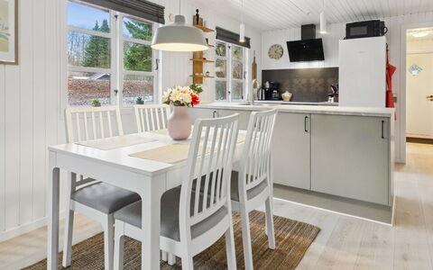 Hubertina - 30Km from the Sea: Møbel, Udendørs Møbler, Bordservice, Bord, Drinkware, Stol, Udendørs Bord, Mad, Flaske
