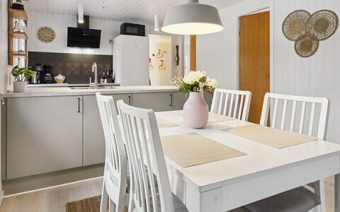 Hubertina - 30Km from the Sea: Møbel, Udendørs Møbler, Bordservice, Bord, Drinkware, Stol, Udendørs Bord, Mad, Flaske