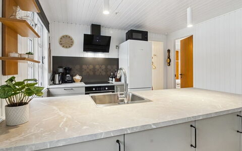 Hubertina - 30Km from the Sea: Countertop, Træ, Gulvbelægning, Indretning, Køkken, Køkken Apparat, Cabinetry, Loft, Belysning, Lysarmatur