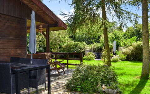 Hubertina - 30Km from the Sea: Træ, Busk, Sommerhus, Have, Hårdttræ, Skygge, Veranda, Bejdse, Dæk, Backyard