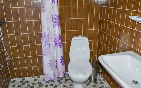 Amara: Badeværelse, Toiletbræt, Sanitærarmatur, Toilet, Gulvbelægning, Etage, Indretning, Vvs, Håndvask, Flise