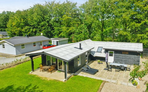 Hedwig - 30Km from the Sea: Møbel, Indretning, Stol, Gulvbelægning, Bord, Udvej, Etage, Loft, Værelse, Eco Hotel