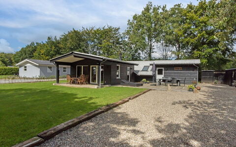 Hedwig - 30Km from the Sea: Møbel, Indretning, Stol, Gulvbelægning, Bord, Udvej, Etage, Loft, Værelse, Eco Hotel