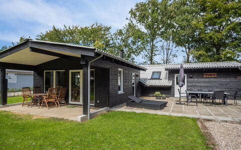 Hedwig - 30Km from the Sea: Møbel, Indretning, Stol, Gulvbelægning, Bord, Udvej, Etage, Loft, Værelse, Eco Hotel