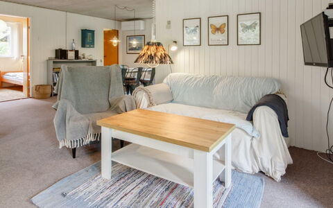 Ismo - 30Km from the Sea: Møbel, Indretning, Couch, Gulvbelægning, Træ, Loft, Etage, Værelse, Stue, Belysning