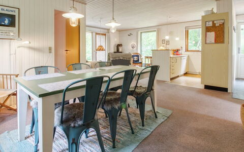 Ismo - 30Km from the Sea: Indretning, Træ, Møbel, Loft, Gulvbelægning, Spisestue, Lysarmatur, Bord, Hjem, Etage