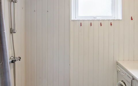 Ismo - 30Km from the Sea: Træ, Gulvbelægning, Etage, Værelse, Loft, Bejdse, Planke, Hårdttræ, Sanitærarmatur, Maling
