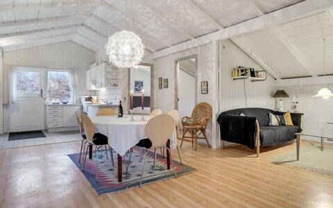 Hardy - 30Km from the Sea: Møbel, Indretning, Gulvbelægning, Træ, Etage, Loft, Trægulve, Stol, Bord, Belysning