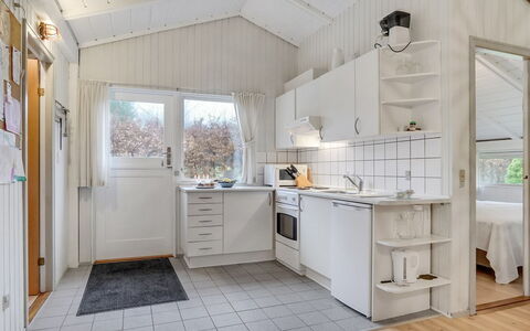 Hardy - 30Km from the Sea: Møbel, Indretning, Gulvbelægning, Træ, Etage, Loft, Trægulve, Stol, Bord, Belysning