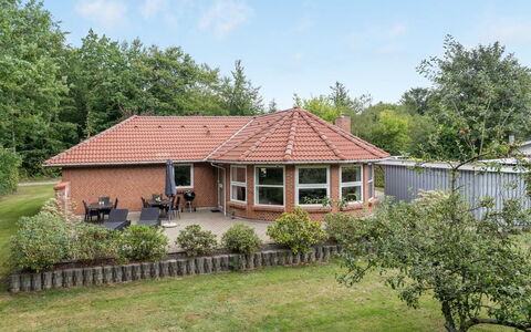 Wyatt - 30Km from the Sea: Hus, Hjem, Tag, Boligområde, Sommerhus, Estate, Stuehus, Lawn, Landscaping, Sidespor