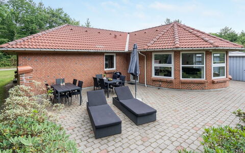Wyatt - 30Km from the Sea: Hus, Hjem, Tag, Boligområde, Sommerhus, Estate, Stuehus, Lawn, Landscaping, Sidespor