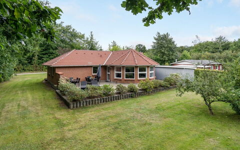 Wyatt - 30Km from the Sea: Hus, Hjem, Tag, Boligområde, Sommerhus, Estate, Stuehus, Lawn, Landscaping, Sidespor
