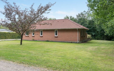 Wyatt - 30Km from the Sea: Hus, Hjem, Tag, Boligområde, Sommerhus, Estate, Stuehus, Lawn, Landscaping, Sidespor
