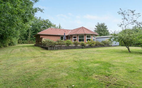Wyatt - 30Km from the Sea: Hus, Hjem, Tag, Boligområde, Sommerhus, Estate, Stuehus, Lawn, Landscaping, Sidespor