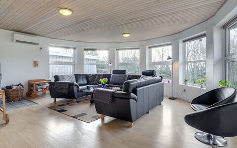 Wyatt - 30Km from the Sea: Hus, Hjem, Tag, Boligområde, Sommerhus, Estate, Stuehus, Lawn, Landscaping, Sidespor