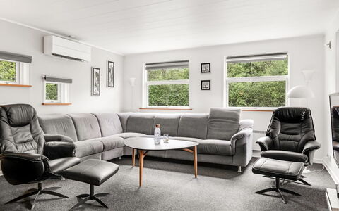 Manderup - 30Km from the Sea: Møbel, Indretning, Gulvbelægning, Etage, Stue, Couch, Komfort, Trægulve