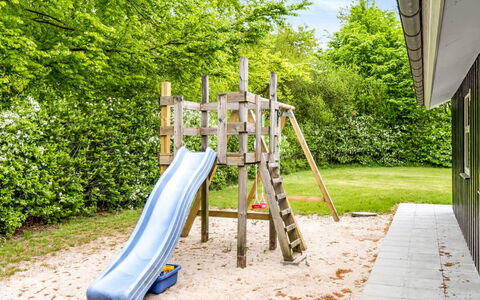 Manderup - 30Km from the Sea: Legetøjsrutsjebane, Legepladsudstyr, Skygge, Have, Legeplads, Parkere, Chute, Landscaping, Planke, Backyard