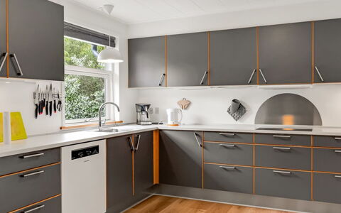 Manderup - 30Km from the Sea: Træ, Gulvbelægning, Køkken, Indretning, Cabinetry, Etage, Møbel, Countertop, Køkken Apparat