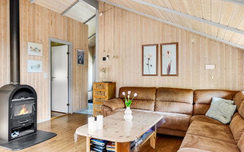 Athislus - 30Km from the Sea: Træ, Loft, Møbel, Indretning, Hjem, Gulvbelægning, Værelse, Etage, Sommerhus, Stue