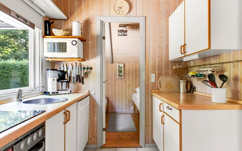 Athislus - 30Km from the Sea: Køkken Apparat, Køkken, Træ, Større Bandage, Countertop, Husholdningsapparat, Indretning, Gulvbelægning, Lille Apparat, Cabinetry