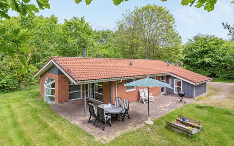 Bosi - 28Km from the Sea: Møbel, Indretning, Gulvbelægning, Træ, Etage, Loft, Trægulve, Stol, Bord, Belysning