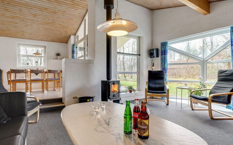 Bosi - 28Km from the Sea: Møbel, Indretning, Gulvbelægning, Træ, Etage, Loft, Trægulve, Stol, Bord, Belysning