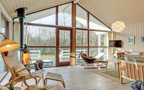 Swarte - 30Km from the Sea: Indretning, Træ, Loft, Gulvbelægning, Møbel, Etage, Hjem, Stue, Lysarmatur, Stol