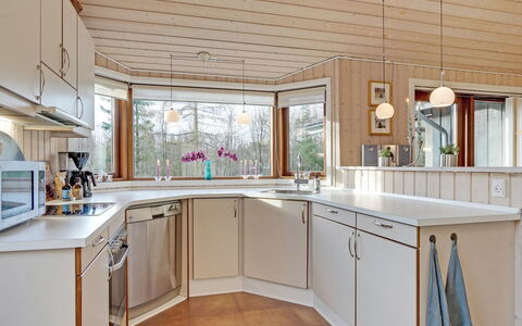 Swarte - 30Km from the Sea: Indretning, Træ, Loft, Køkken, Countertop, Lysarmatur, Belysning, Hjem, Cabinetry, Gulvbelægning